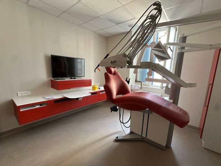 Fauteuil dentaire XO Flex 2022 avec écran et mobilier Dentalart complet 1